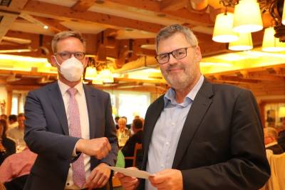 Ein Dankeschön von Marc Henrichmann an Rainer Bolte, der aus den Kreisvorstand ausschied.

Foto C. Roß 2021-08