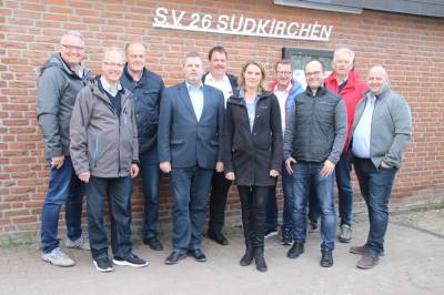 Begehung des Fußballplatzes Südkirchen SV
Am Dienstagabend, den 02.April2019 trafen sich die Aktiven aus dem CDU-Gemeindeverband-Nordkirchen um sich über die Baufortschritte am Sportplatz des SV zu informieren. Denn hier entsteht in Kürze ein neuer Kunstrasen.
