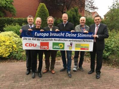 Europawahl gilt auch kommunal
Die Parteien im Rat der Gemeinde Nordkirchen rufen gemeinsam per Banner in der Endphase zum Urnengang zur Europawahl am 26.5.20219 auf. Europa braucht Deine Stimme, so der Slogan, der seit Mitte der Woche an den Ortsteileinfahrten im gesamten Gemeindegebiet zu sehen ist. Markus Pieper, Fraktionsvorsitzender der CDU, konnte die anderen Parteien für diese Aktion parteiübergreifend gewinnen. Alle haben sofort zugestimmt. Europa beginnt hier vor Ort. Wer nicht hingeht, stimmt am Ende auch ab, indem die extremen Ränder dann gestärkt werden, erläutert Markus Pieper. Auch Bürgermeister Dietmar Bergmann begrüßt diese Initiative zum aktiven Demokratieverständnis, die in dieser Region und in dieser Form etwas ungewöhnlich ist. Neben den bekannten Themen wie Klimaschutz, soziale Gerechtigkeit, Wohlstand oder digitales Europa sollten wir den Frieden stiftende Aspekt durch gemeinsamen Respekt in Europa nicht aus den Augen verlieren. Die letzten beiden Weltkriege hatten zum Beispiel ihren Anfang hier bei uns. Bei allen sogenannten Ungerechtigkeiten sind eine nationale Nabelschau und deren Ziele aktuell nicht hilfreich, eine Wahl ohne Wähler auch nicht: Deine Stimme zählt!, fasst Markus Pieper nochmals zusammen.
Marcus Pieper, CDU-Nordkirchen Fraktionsvorsitzender
