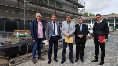 Ulrich Wannigmann, Dietmar Panske, Klaus-Wilhelm Gratzfeld, Rainer Bolte und Maximilian Sandhowe neben dem Neubau des Studentenwohnheims der FHF Nordkirchen.



Foto Carla Roß
